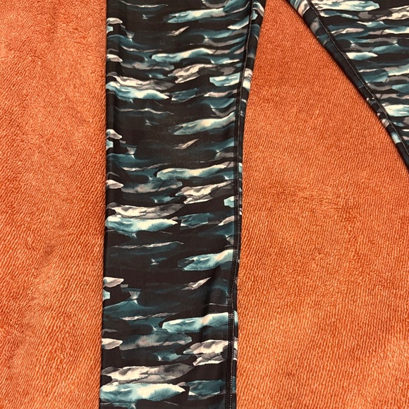 Fabletics Multicolor Patterned Leggings - Picture 3 of 4
